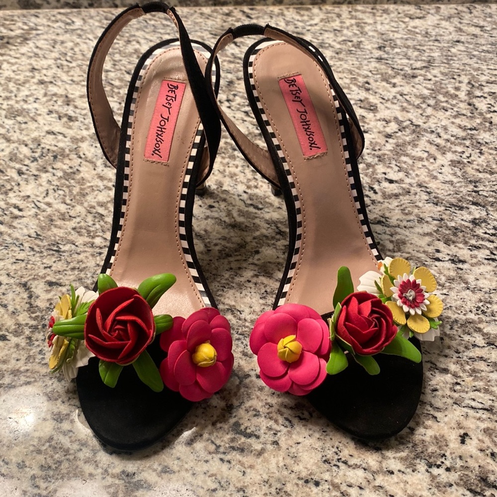 Betsy Johnson Brena Floral heels Size 7.5
